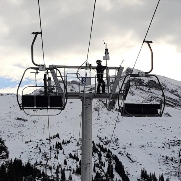 Davis Vantage Pro2 on Davis Mounting Pole Kit at a ski resort